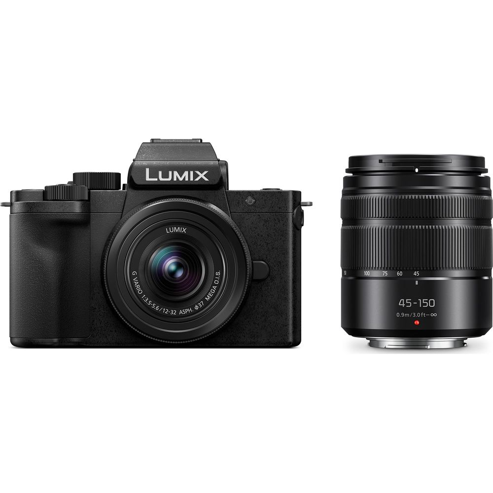 Eine schwarze Lumix Kamera und ein Objektiv nebeneinander auf weißem Hintergrund.