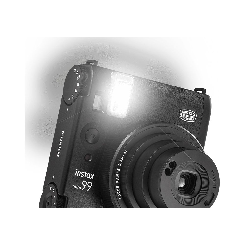 Czarny aparat natychmiastowy Fujifilm Instax Mini 99 z włączonym fleszem.