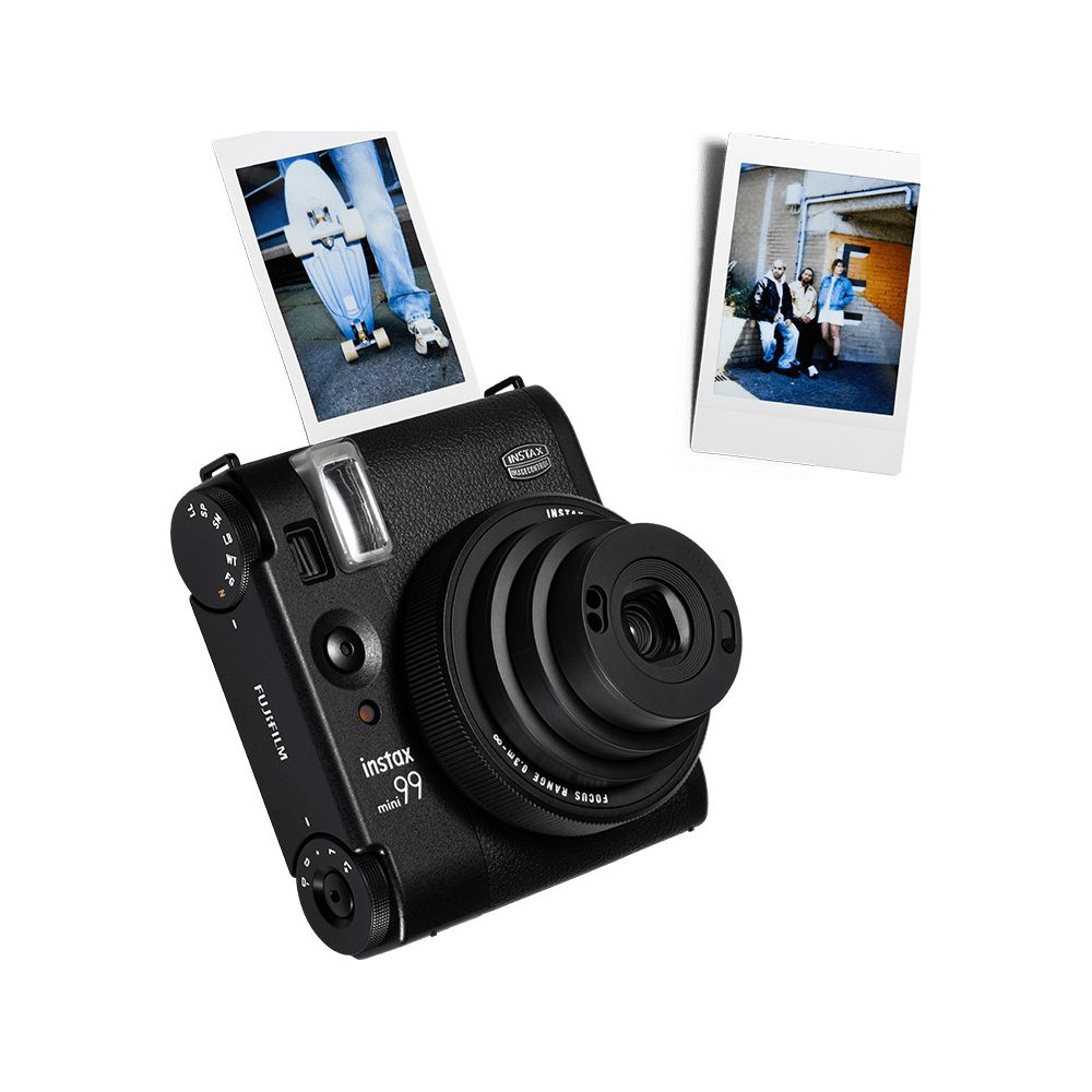 Czarny aparat Instax Mini 99 z dwoma wydrukowanymi zdjęciami, jedno ze skateboardem, drugie z ludźmi.