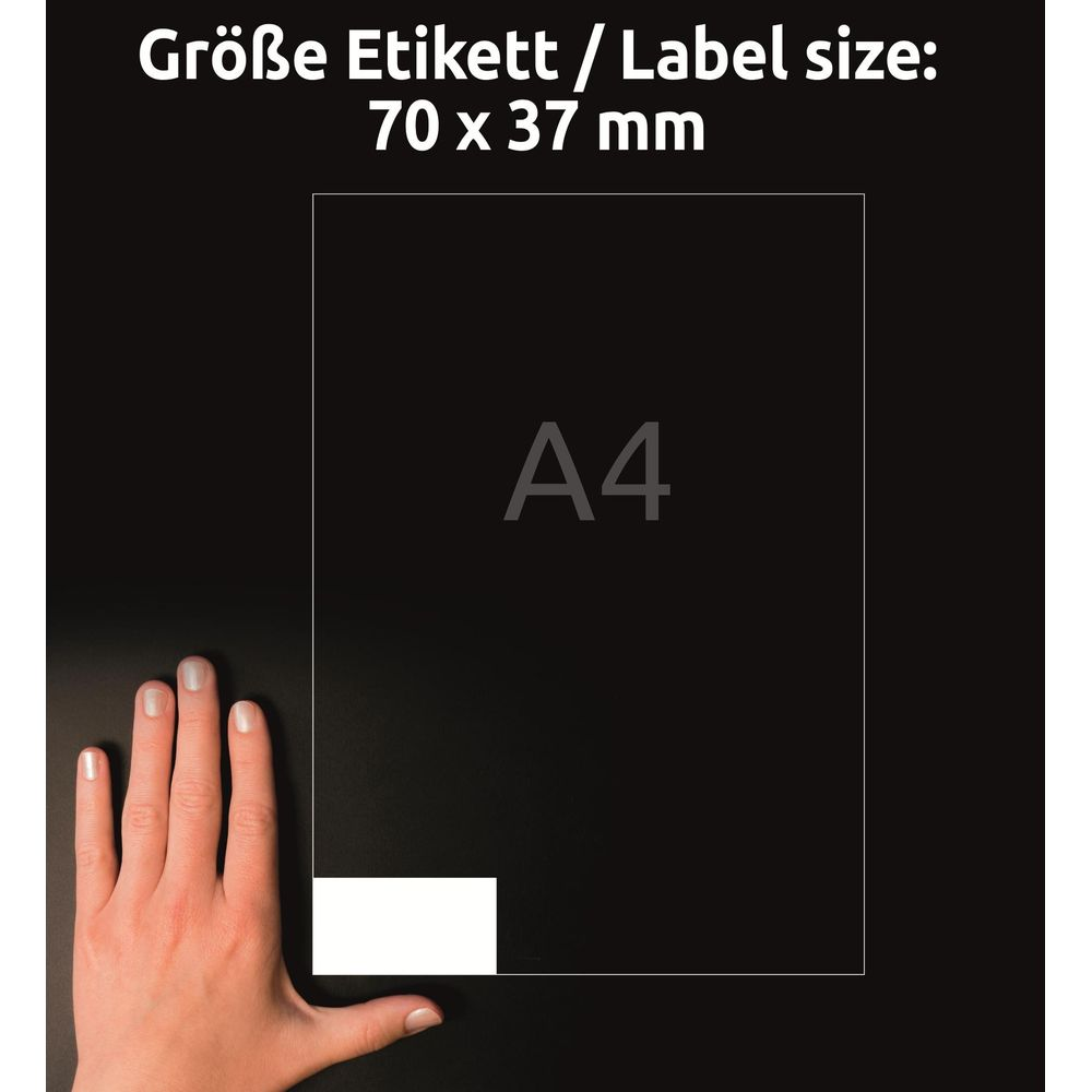 Eine Hand liegt links neben einem schwarzen Blatt mit "A4" und einem weißen Rechteck.