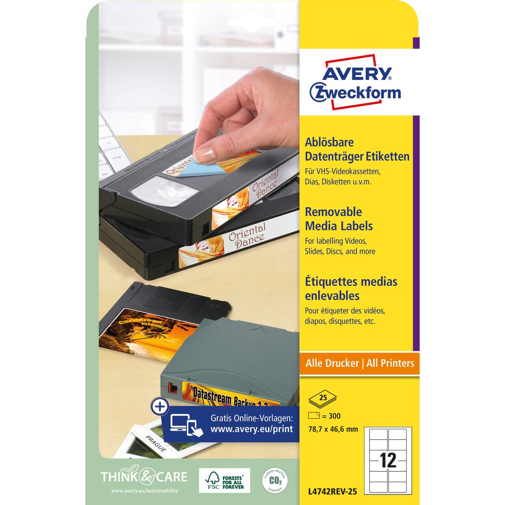 Avery Zweckform Etiketten für VHS, Dias, Disketten. Hand klebt Etikett auf VHS.