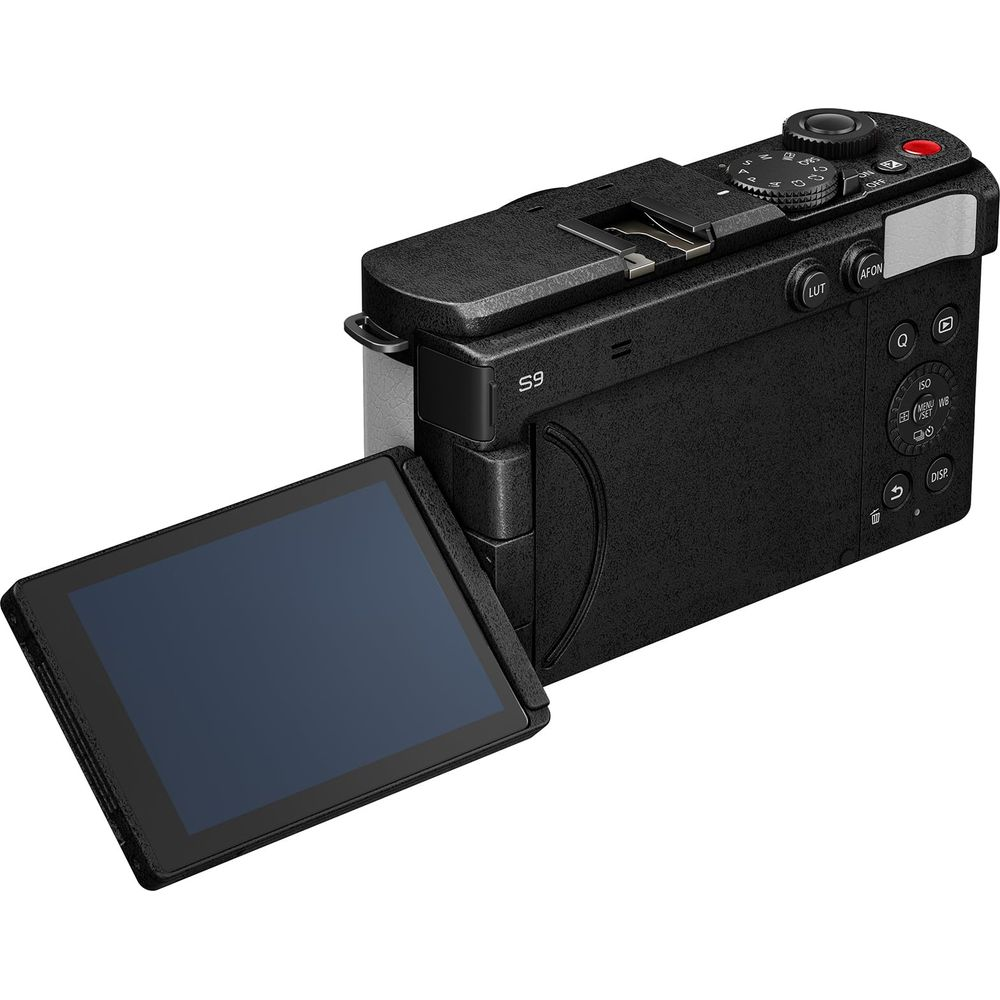 Schwarze Digitalkamera mit ausklappbarem Bildschirm und Bedienelementen.