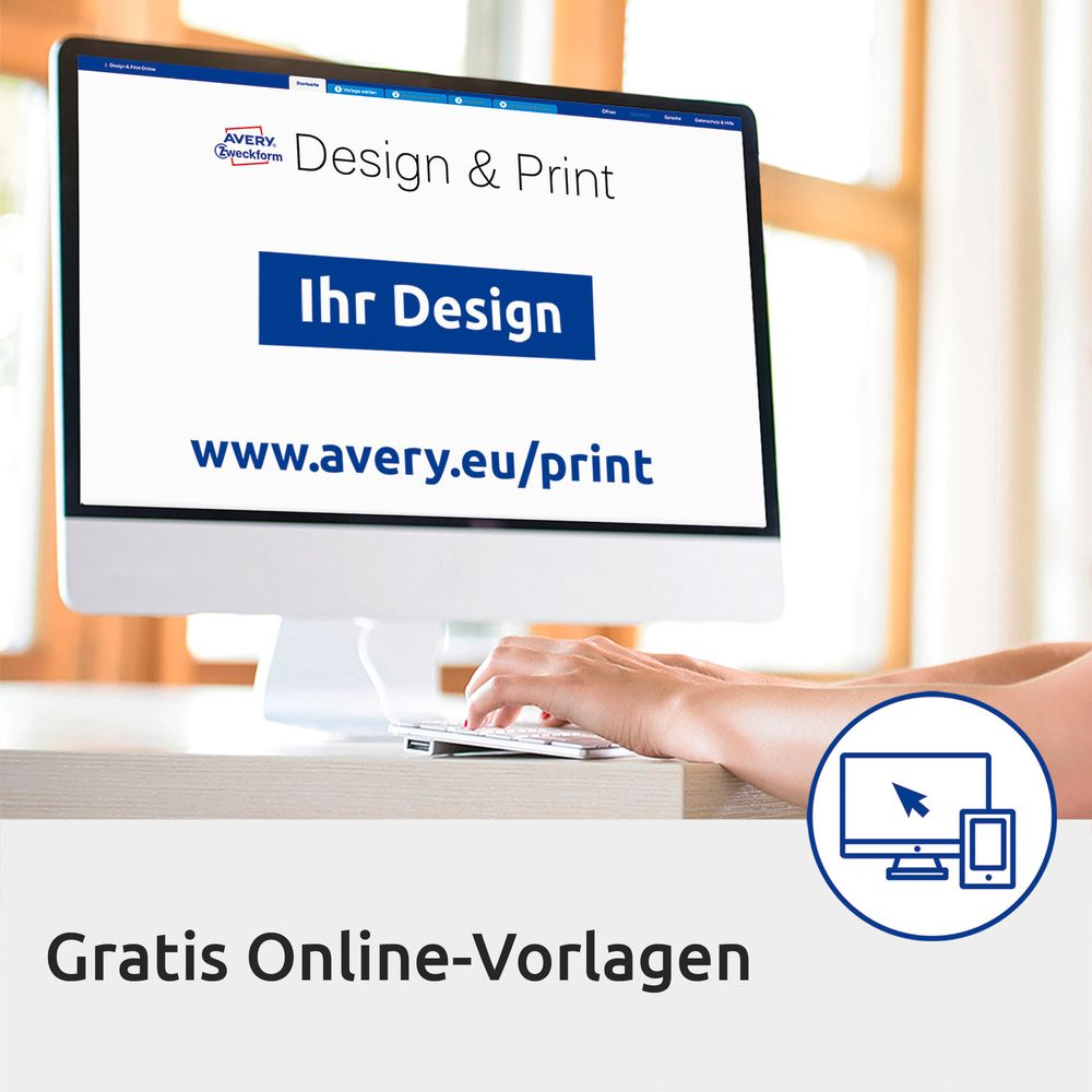 Eine Person nutzt einen Computer zur Online-Gestaltung mit Avery Zweckform. Website zeigt 'Design & Print'.