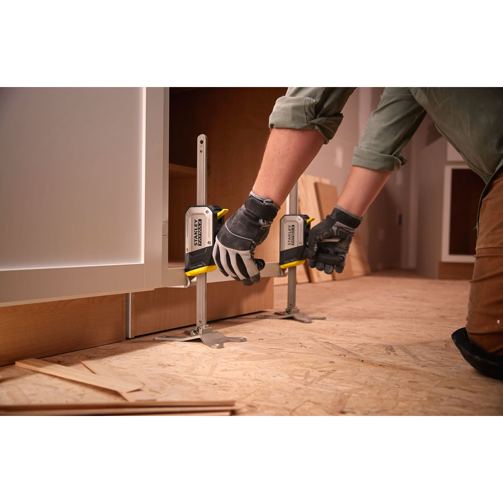 Person mit Handschuhen stellt Schrank mit Werkzeug auf.