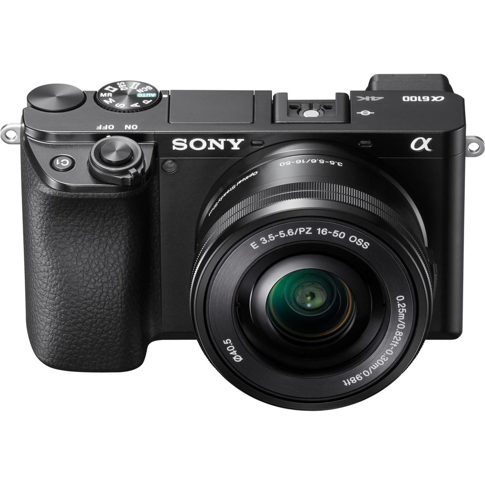 Eine schwarze Sony Alpha 6100 Kamera mit einem 16-50mm Objektiv.