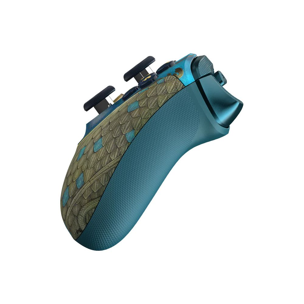 Un controller blu con un design a scaglie dorate e verdi.