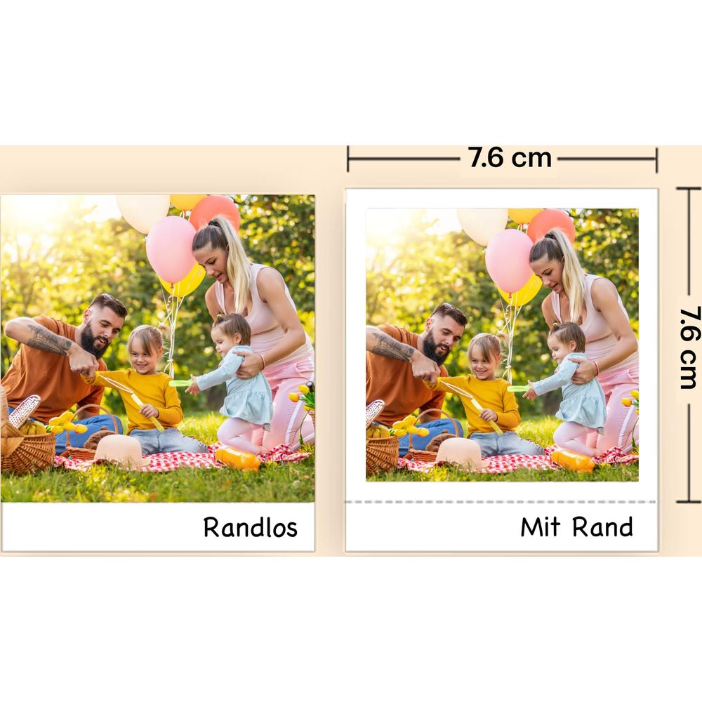 Famiglia al picnic sull'erba, con palloncini, due bambini giocano.