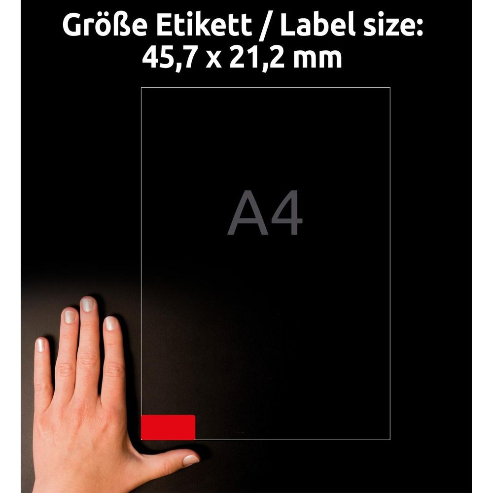 Eine Hand liegt neben einem Blatt Papier mit der Aufschrift A4. Ein rotes Etikett ist links unten.