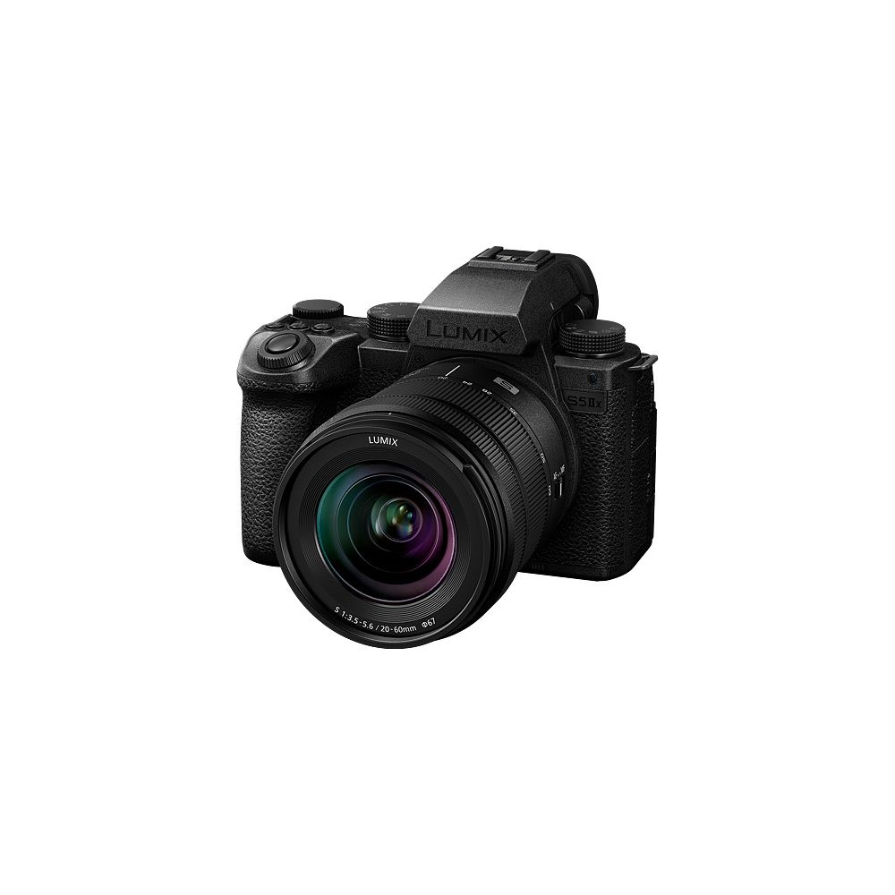 Schwarze Lumix-Kamera mit angesetztem Objektiv, Studioaufnahme.