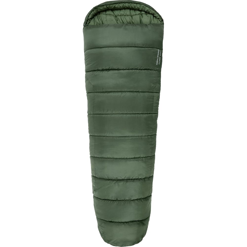 Ein dunkelgrüner Schlafsack mit horizontalen Nähten und einer Kapuze. Er liegt auf weißem Hintergrund.