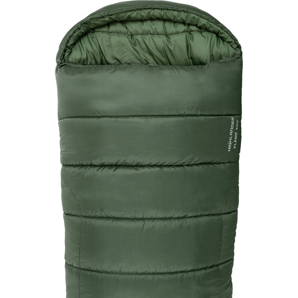 Ein grüner Schlafsack mit gesteppter Oberfläche und Kapuze.