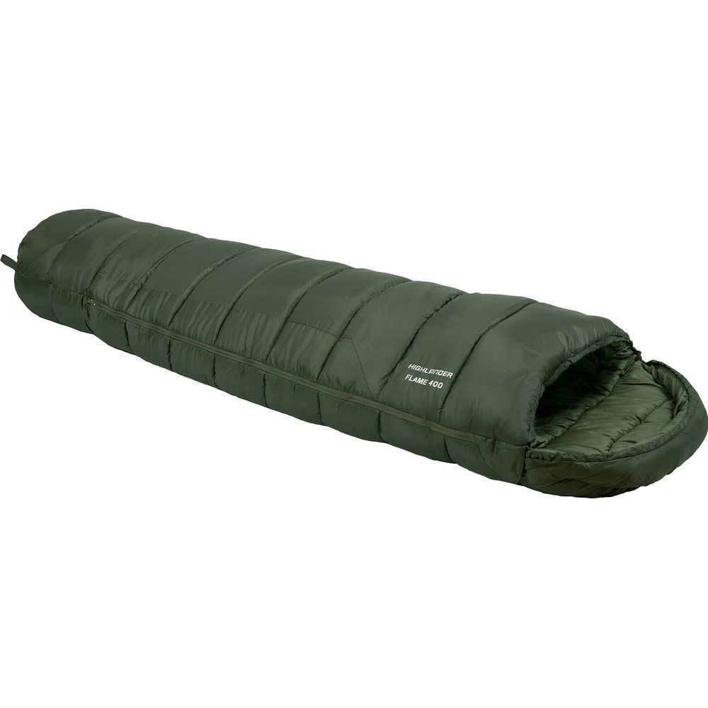 Ein grüner Schlafsack mit Reißverschluss und Etikett auf weißem Hintergrund.