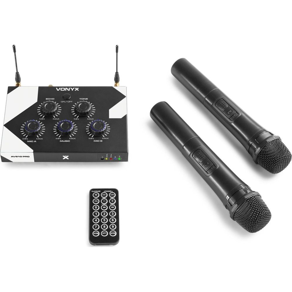 Un mezclador Vonyx con dos micrófonos y un control remoto.