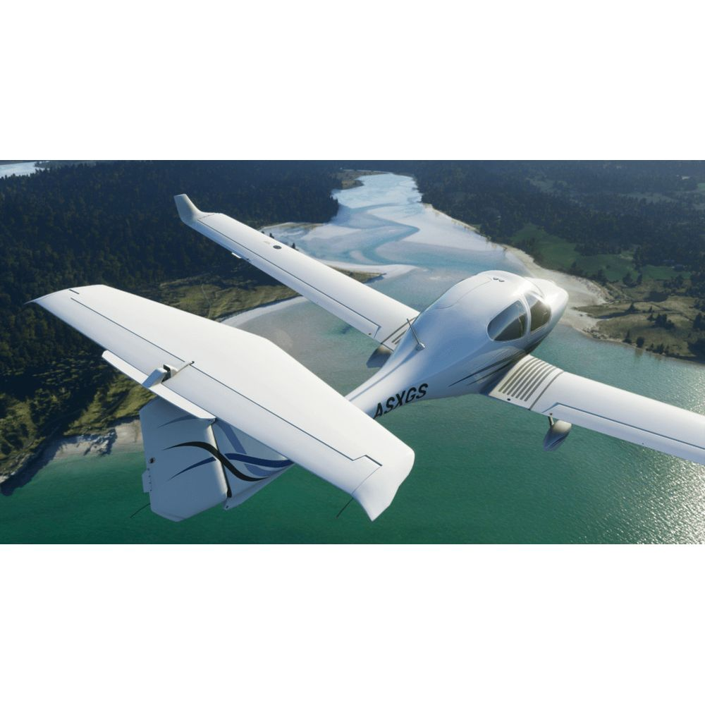 Ein weißes Flugzeug fliegt über ein türkisfarbenes Meer und eine bewaldete Küste.