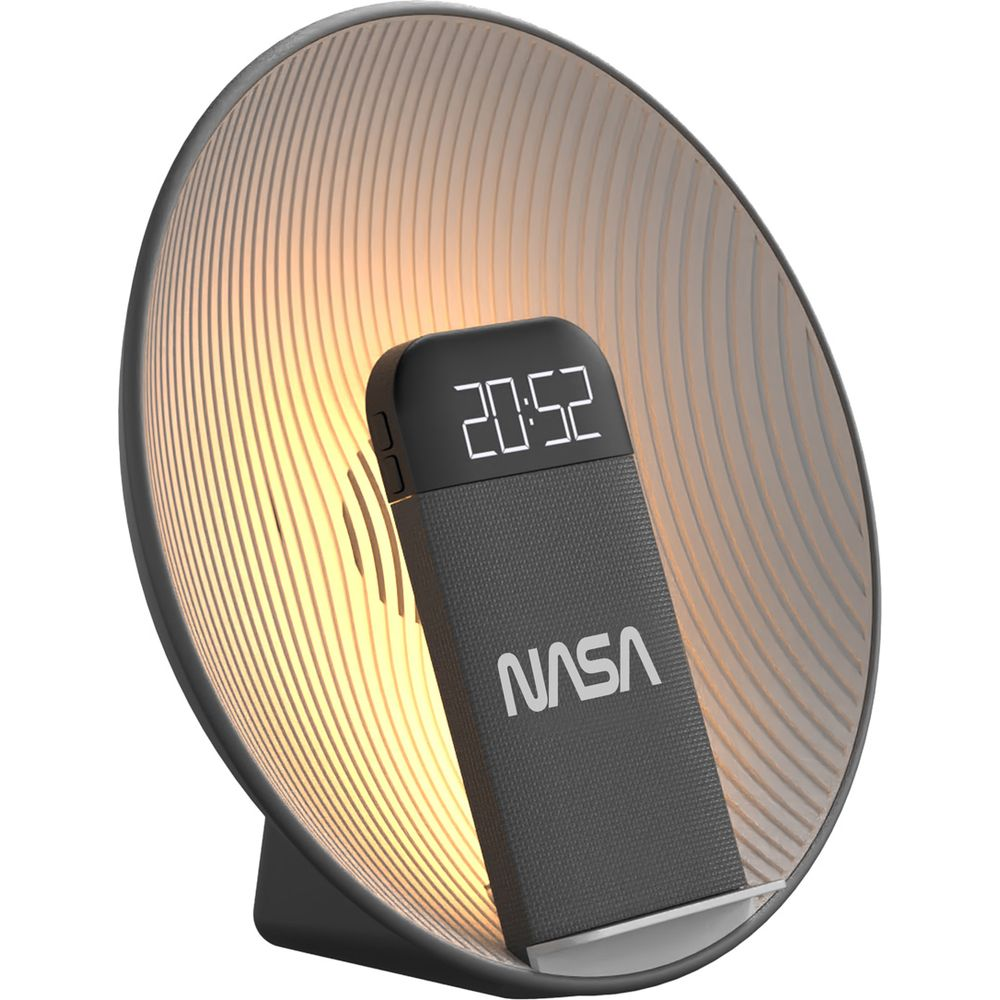 Cyfrowy budzik z logo NASA przed podświetlanym, prążkowanym kloszem lampy.