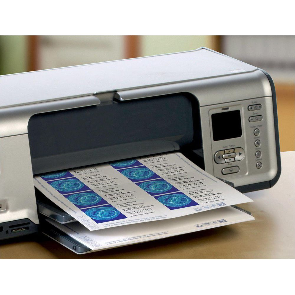 Ein Drucker druckt eine Seite mit Visitenkarten mit blauem Spiraldesign.