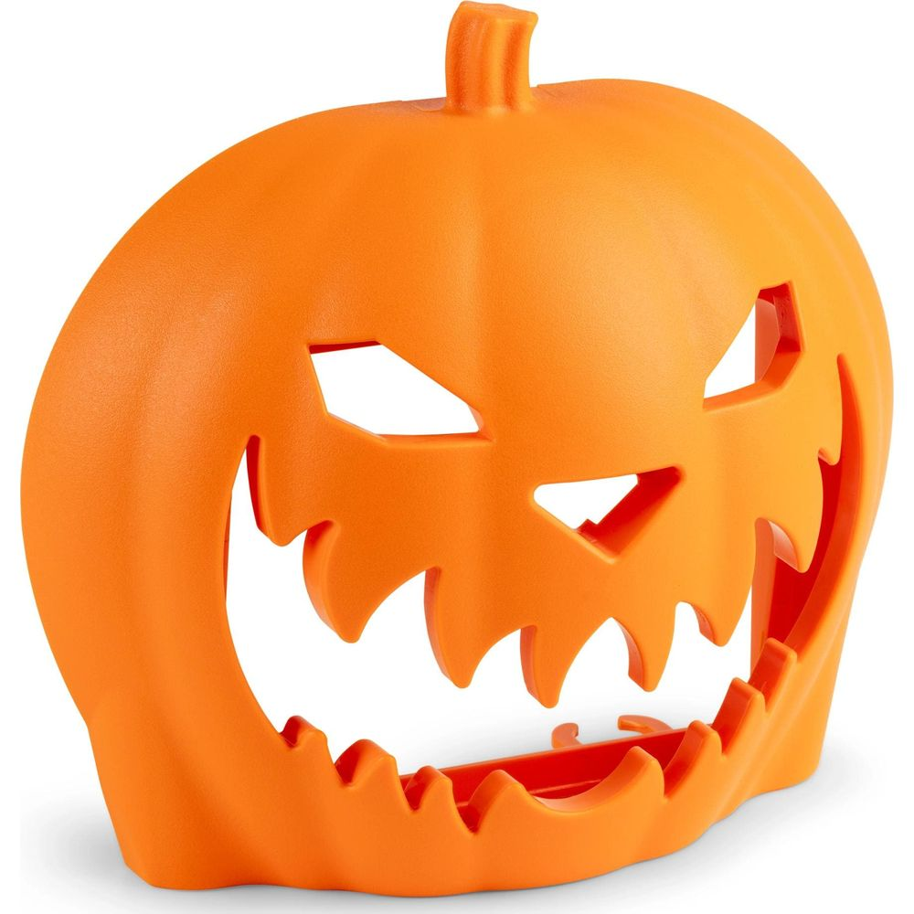 Calabaza naranja de Halloween con cara tallada, sobre fondo blanco.