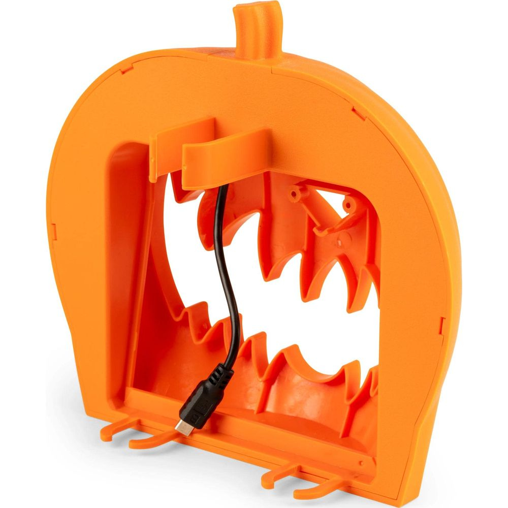 Un soporte de calabaza naranja con cable USB negro.