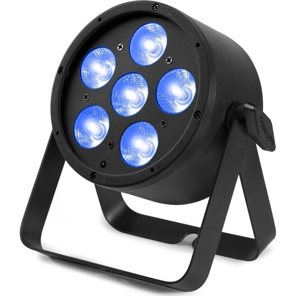 Una luz de escenario negra con seis LED azules sobre fondo blanco.