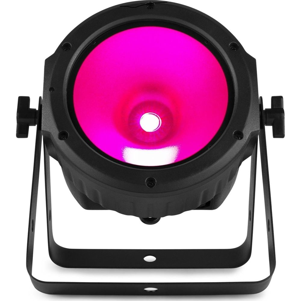 Una luz de escenario negra que emite luz rosa, con un soporte ajustable.