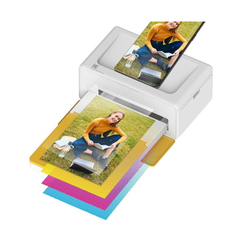 Ein weißer Drucker gibt ein Foto einer Frau aus, die auf Gras sitzt.