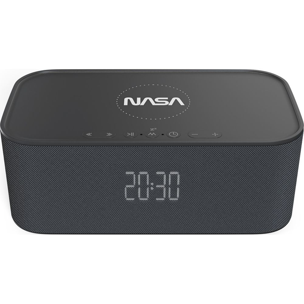 Czarny głośnik z logo NASA i cyfrowym zegarem 20:30.