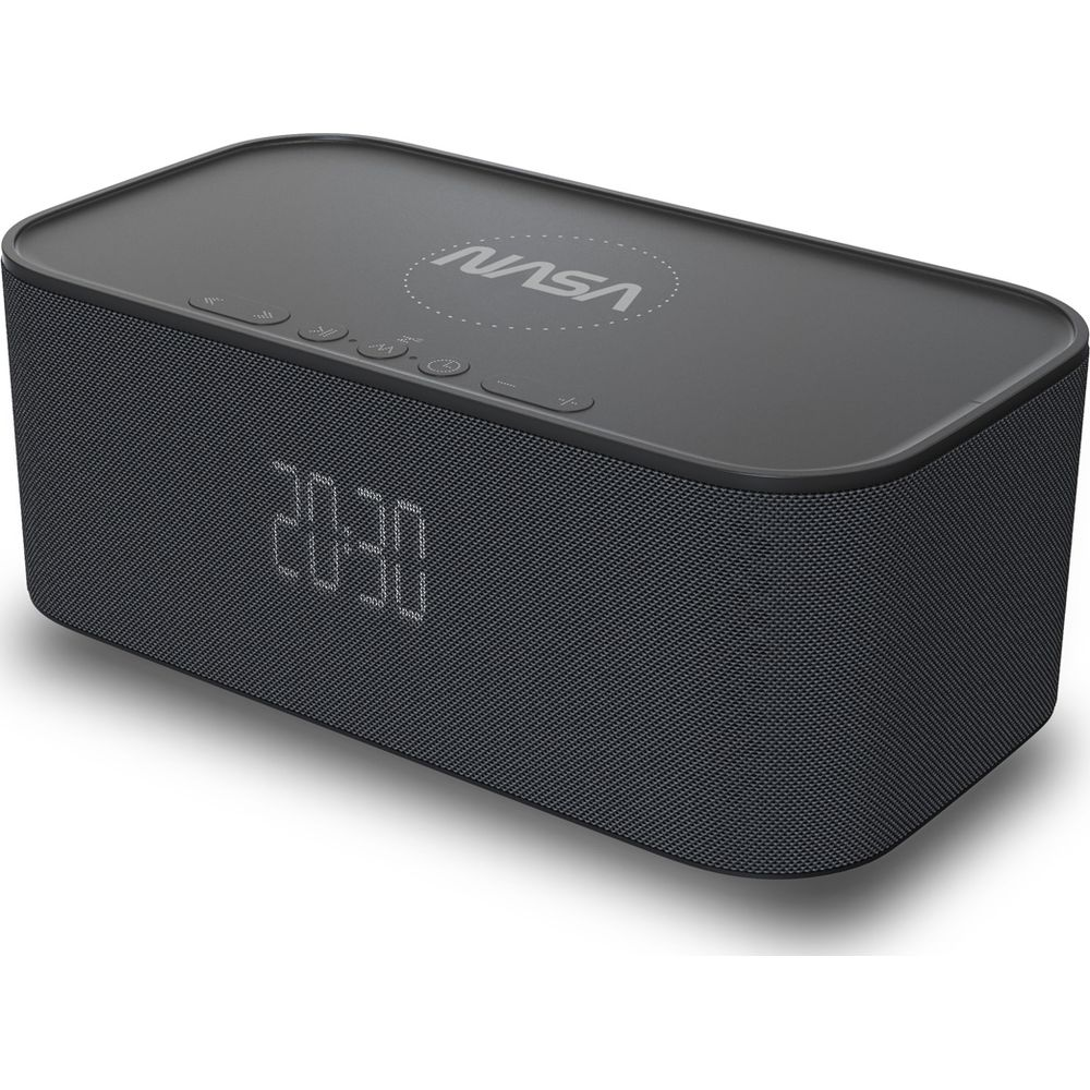 Czarny głośnik z logo NASA i zegarem cyfrowym 20:30.