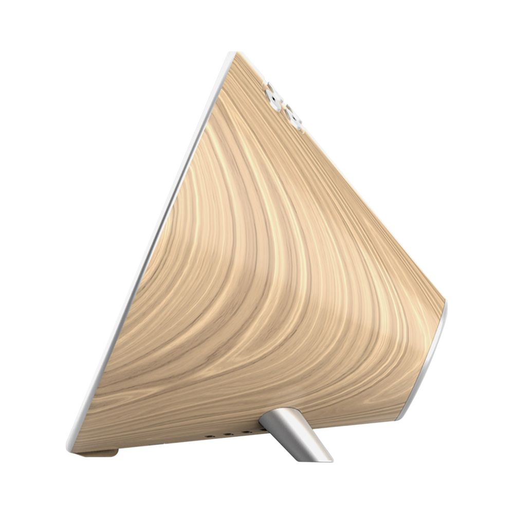 Trójkątny głośnik z drewnianym wykończeniem i srebrną podstawką na białym tle.