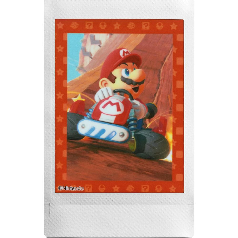 Mario jedzie swoim czerwonym gokartem po drewnianym torze. Tło jest rozmyte.