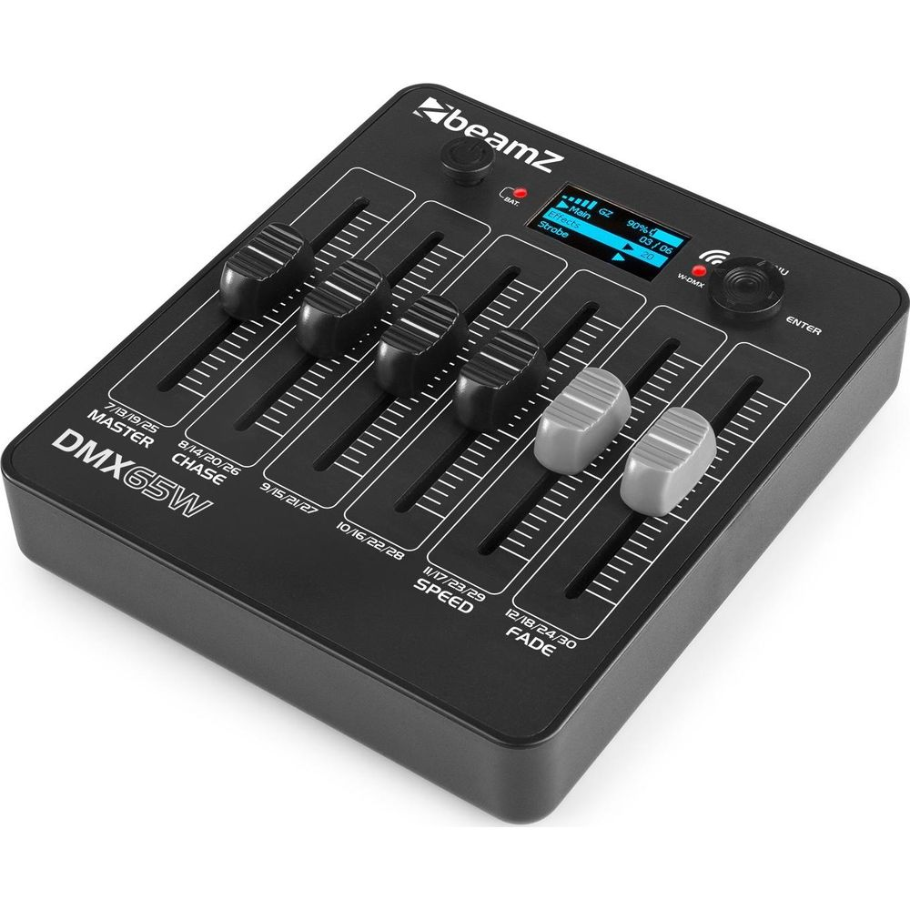 Un controlador DMX negro con seis deslizadores y una pequeña pantalla LCD.