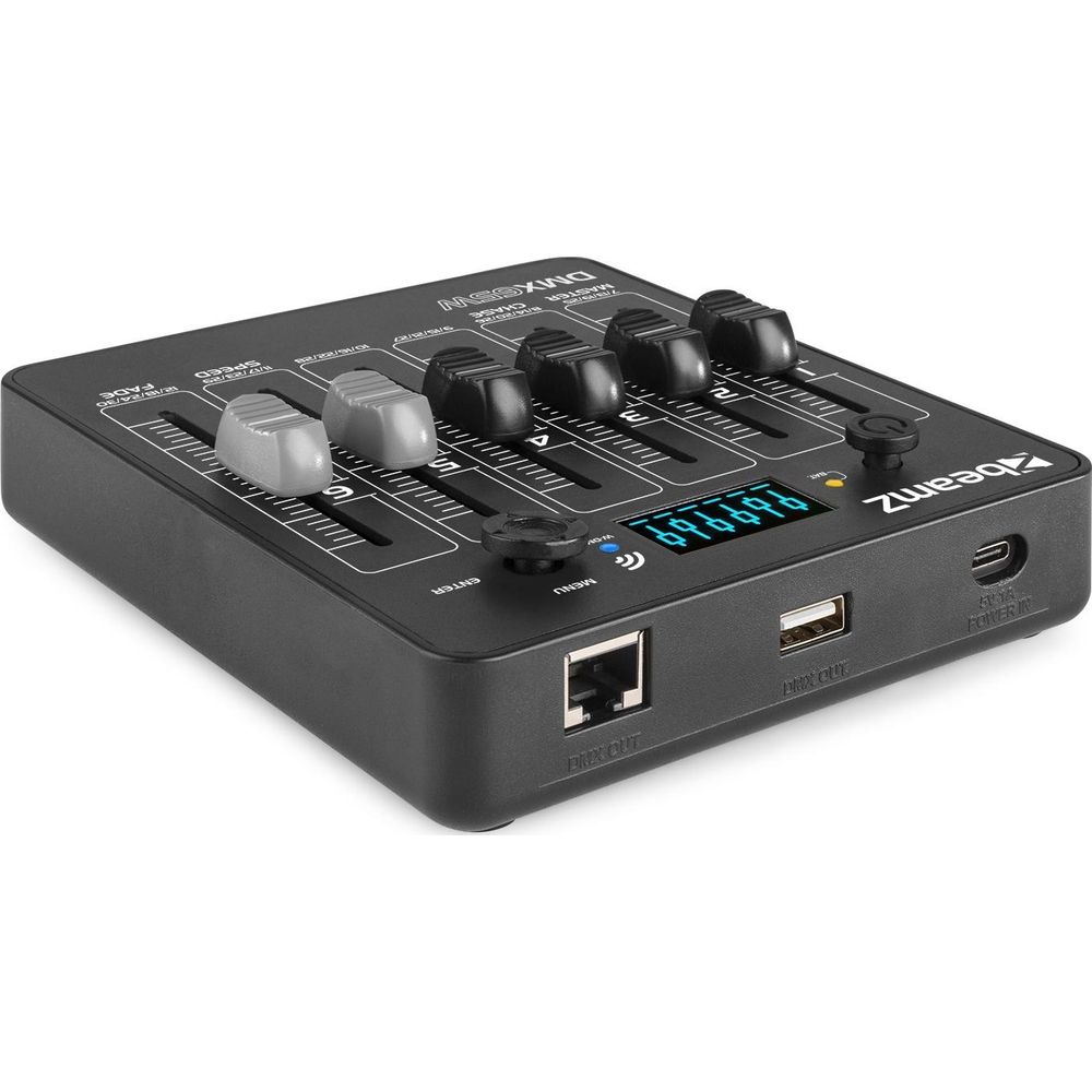 Un controlador DMX negro con deslizadores, botones, pantalla LCD y puertos.