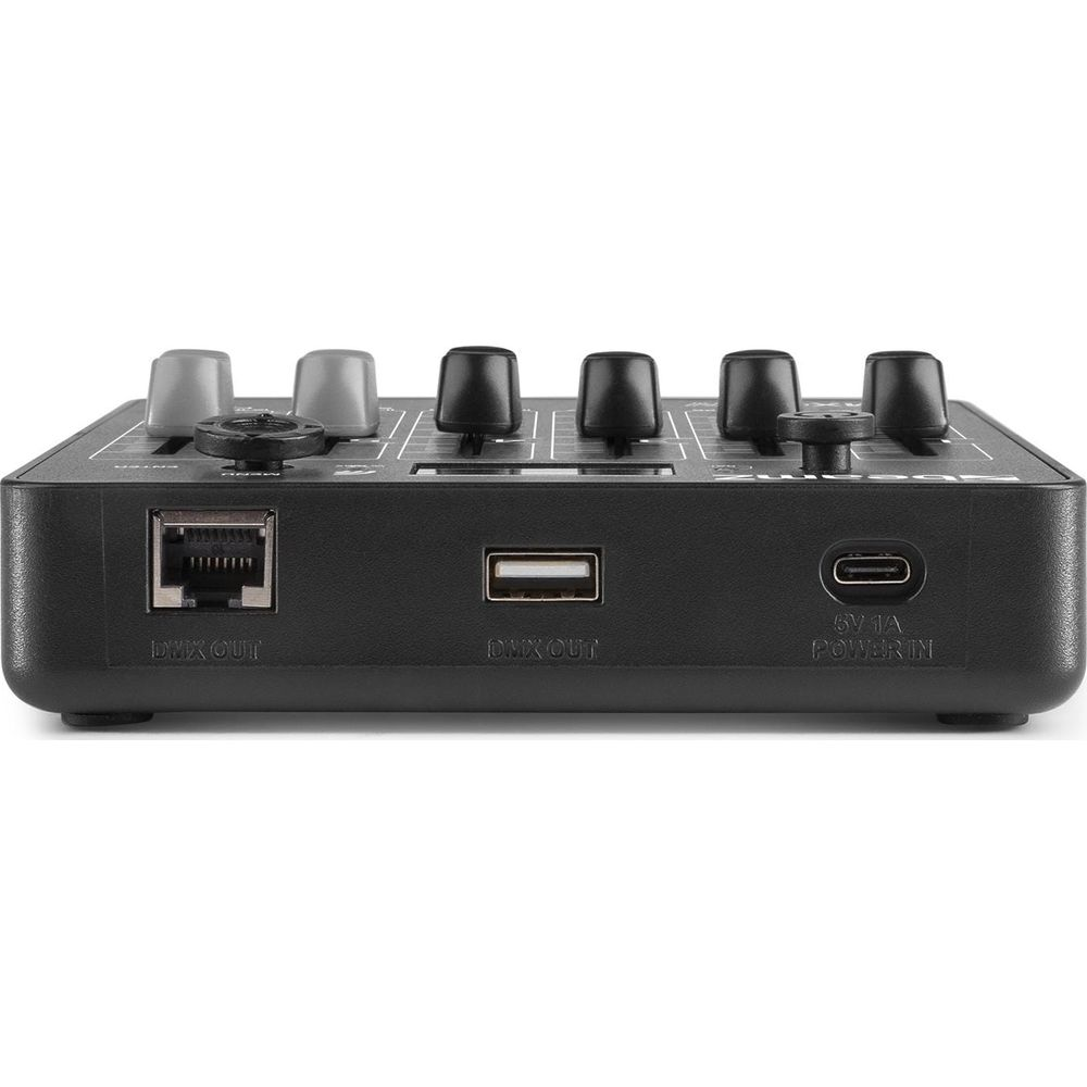 Dispositivo de audio negro con perillas, salidas DMX y puertos de entrada de alimentación USB.