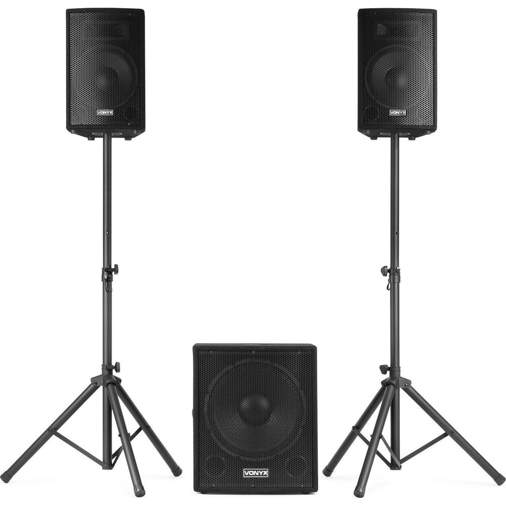 Dos altavoces negros sobre soportes y un subwoofer.