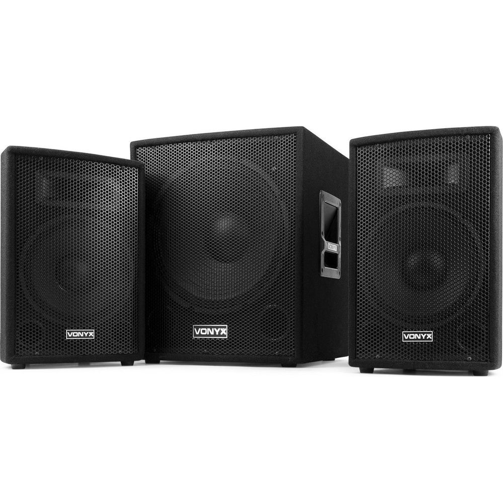 Tres altavoces VONYX negros, un subwoofer en el centro.