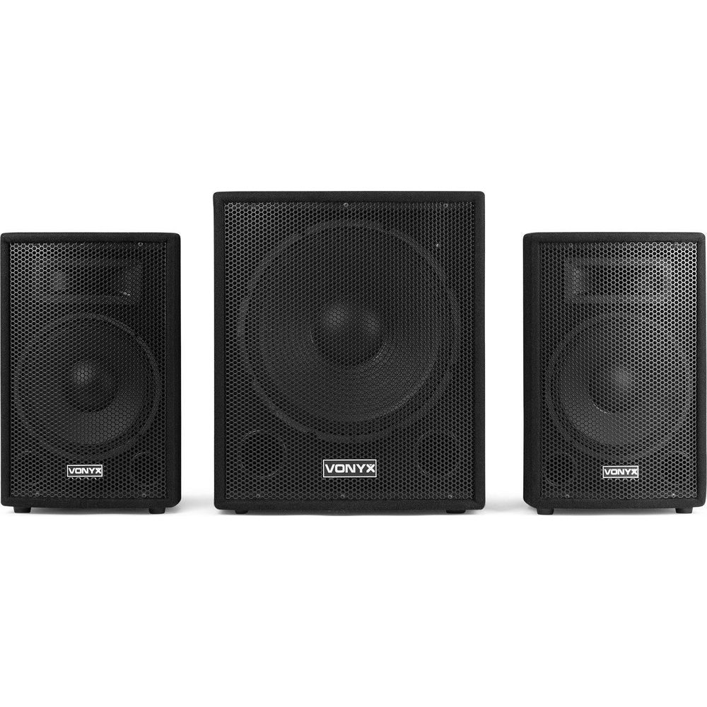 Tres altavoces negros Vonyx sobre fondo blanco. Un subwoofer grande en el centro.