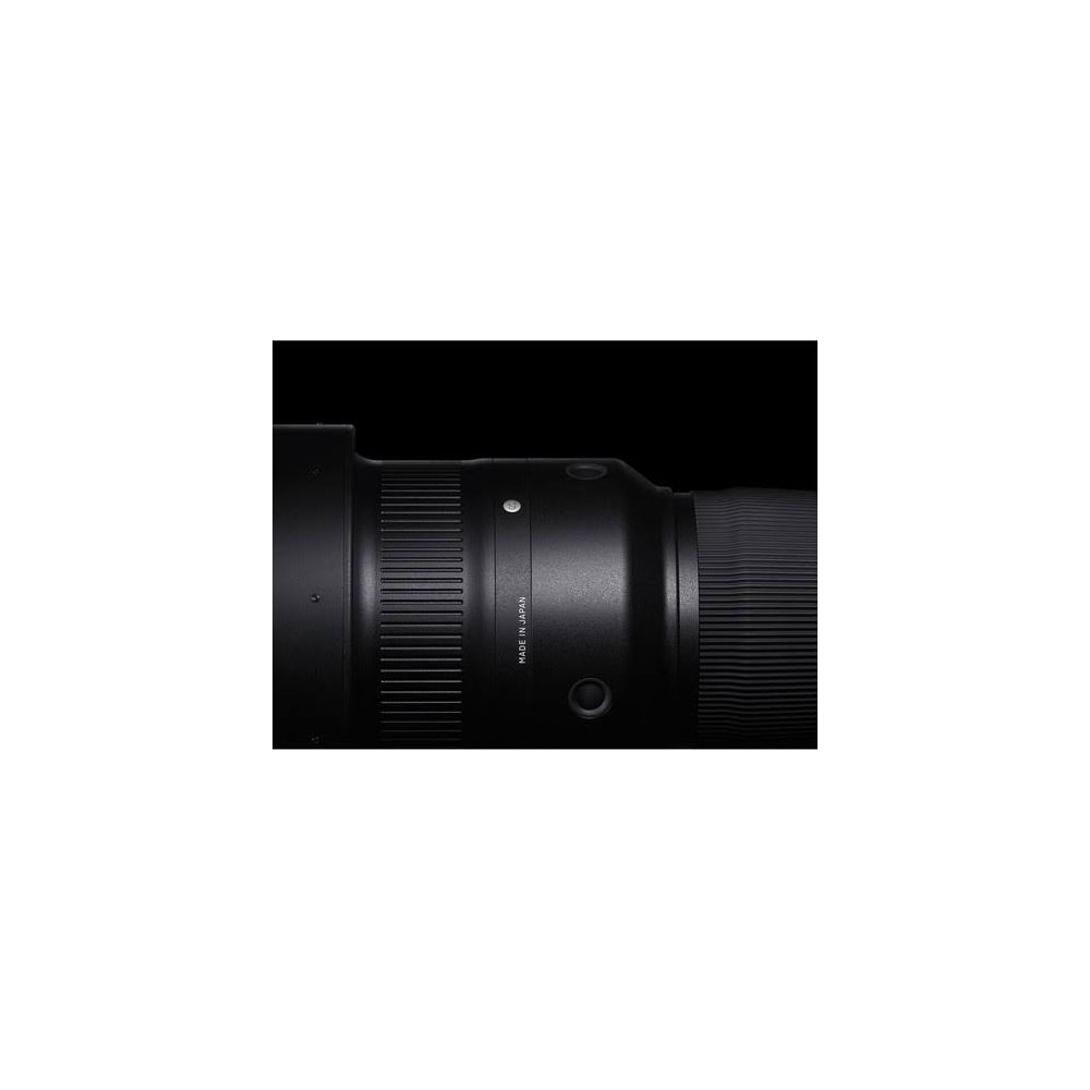 Primo piano di un obiettivo di fotocamera nero con anelli scanalati e testo "MADE IN JAPAN".