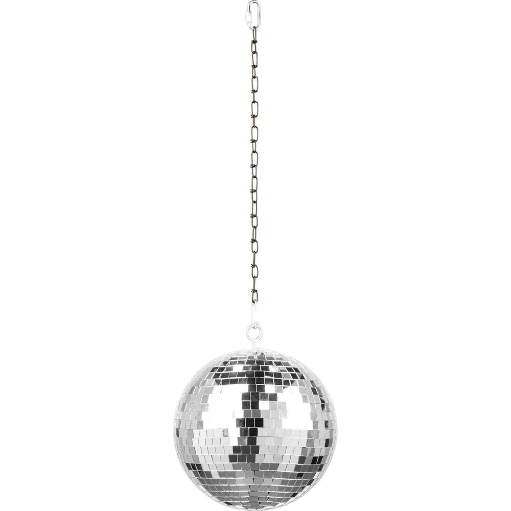 Una bola de discoteca plateada cuelga de una cadena sobre fondo blanco.