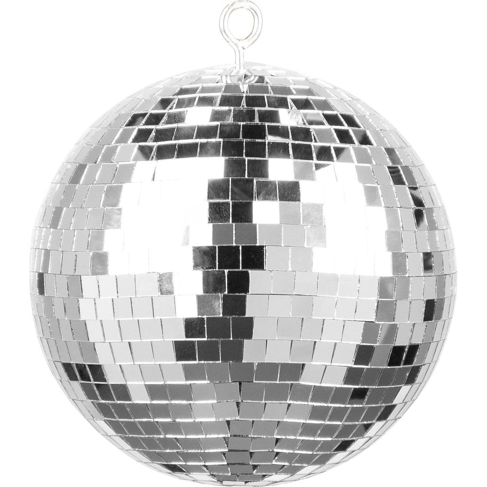 Una bola de discoteca plateada cuelga de un gancho, reflejando la luz.