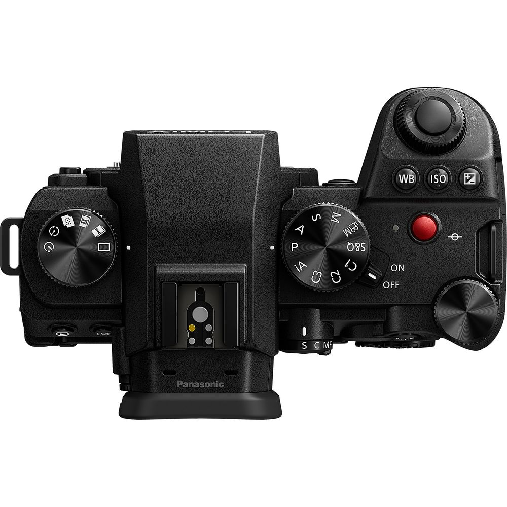 Draufsicht auf eine schwarze Panasonic-Kamera mit Einstellrädern und Knöpfen.