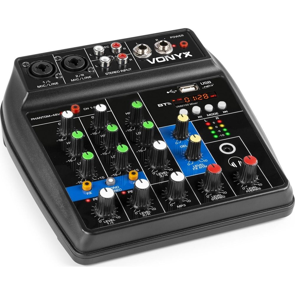Una mesa de mezclas Vonyx VMM100 negra con muchos mandos y entradas.