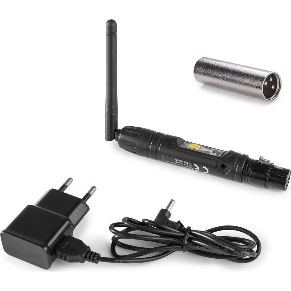 Ein schwarzer Netzstecker mit Kabel, ein Funkübertrager mit Antenne und ein Stecker.
