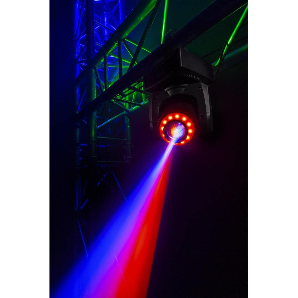 Un foco móvil con luces rojas emite haces rojos y azules.