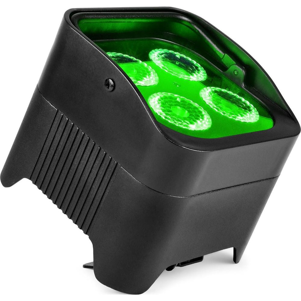 Un efecto de luz negro con cuatro LEDs verde brillante brilla hacia arriba.