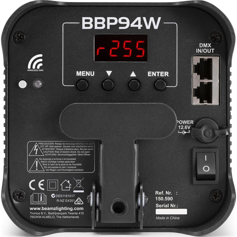 Parte trasera de un dispositivo BBP94W con pantalla, conexiones y etiquetas de advertencia.