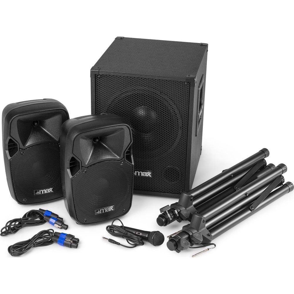 Altavoces negros, subwoofer, micrófono, soportes y cables sobre fondo blanco.