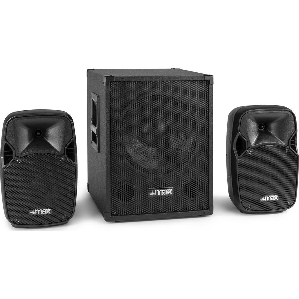 Tres altavoces negros: un subwoofer grande en el centro, dos más pequeños a los lados.