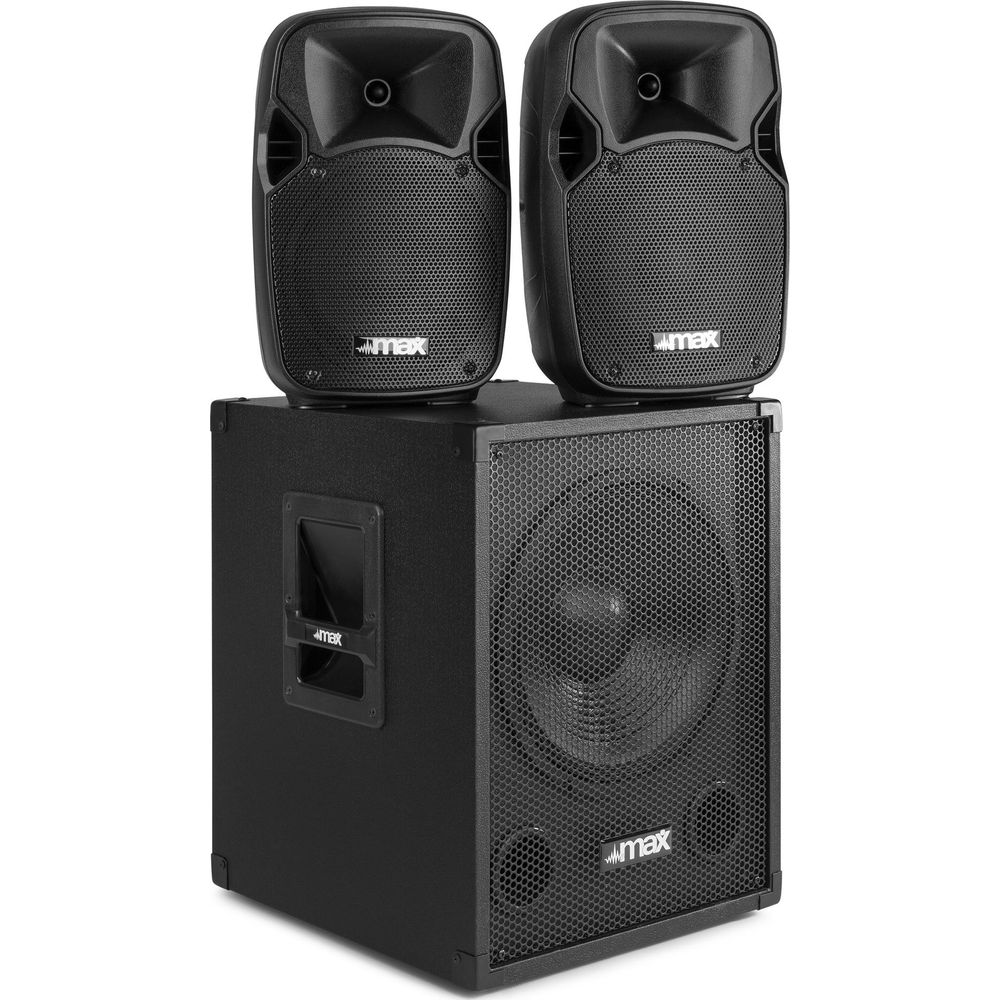 Dos altavoces negros encima de un subwoofer más grande, todo sobre fondo blanco.
