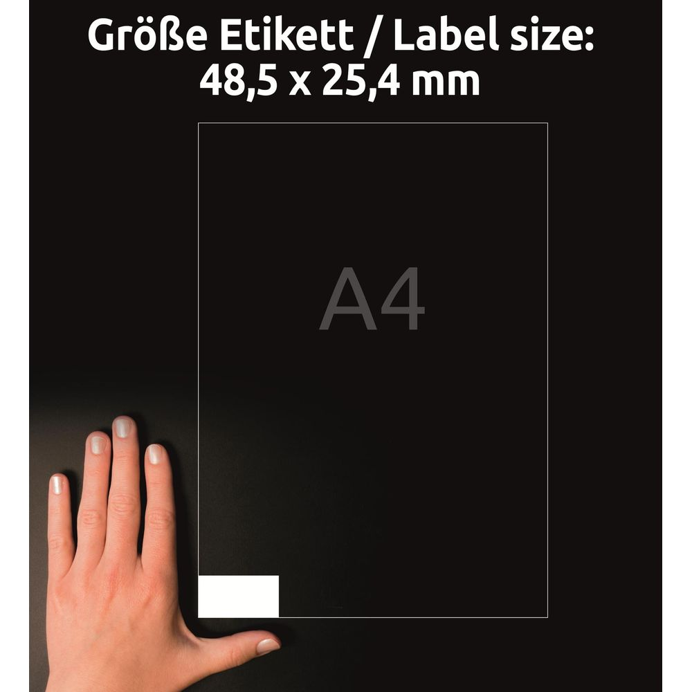 Eine Hand überlagert ein schwarzes Blatt mit "A4" und Etikettengröße.
