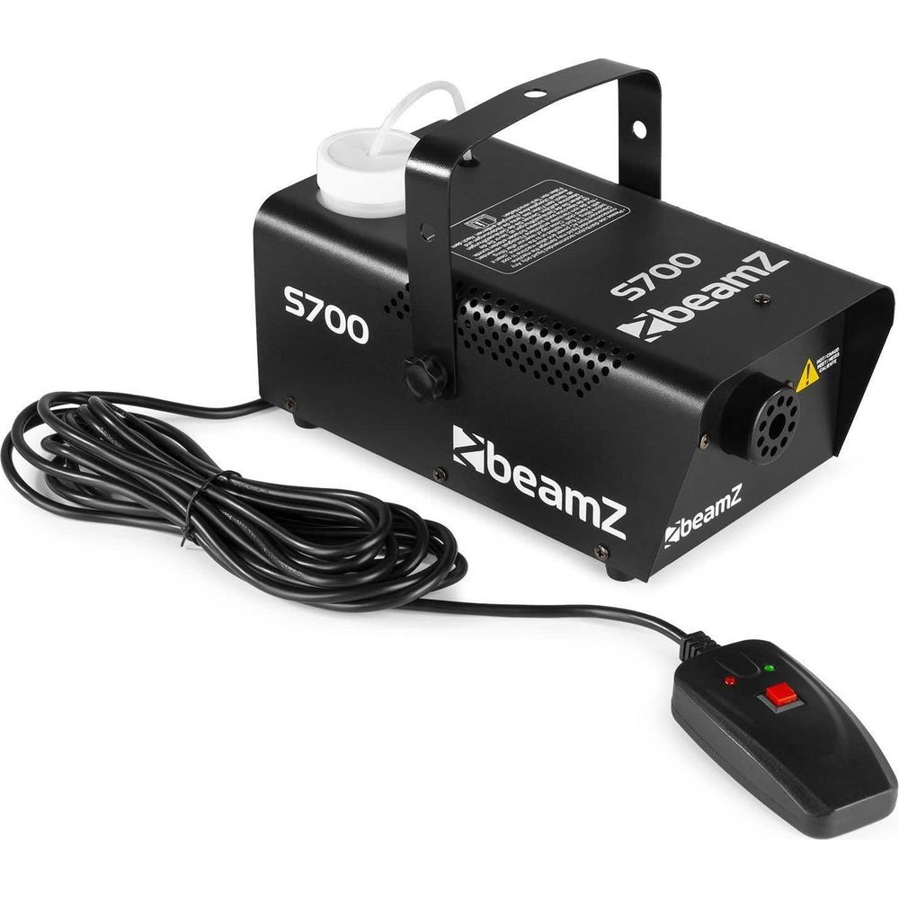 Máquina de humo negra con control remoto y cable sobre fondo blanco.