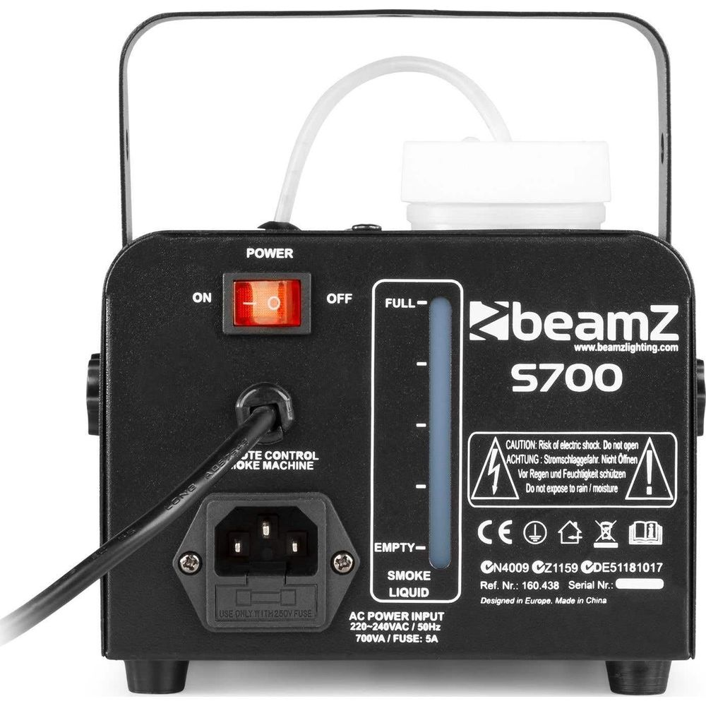 Máquina de humo negra con interruptor de encendido rojo e indicador de nivel.